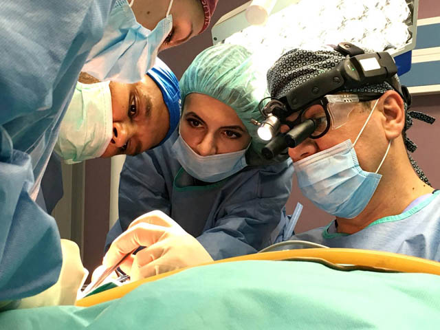 Medicii voluntari in sala de operatii