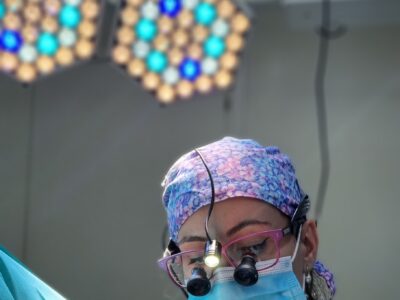Află cum decurge recuperarea după labioplastie, zi cu zi. Ce este normal după operație, când dispare edemul și când poți relua sportul și viața sexuală.