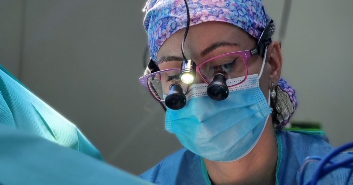 Află cum decurge recuperarea după labioplastie, zi cu zi. Ce este normal după operație, când dispare edemul și când poți relua sportul și viața sexuală.