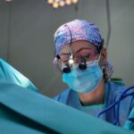 Află cum decurge recuperarea după labioplastie, zi cu zi. Ce este normal după operație, când dispare edemul și când poți relua sportul și viața sexuală.