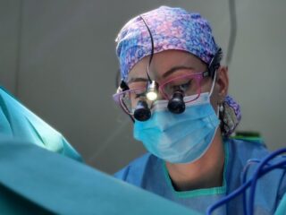 Află cum decurge recuperarea după labioplastie, zi cu zi. Ce este normal după operație, când dispare edemul și când poți relua sportul și viața sexuală.