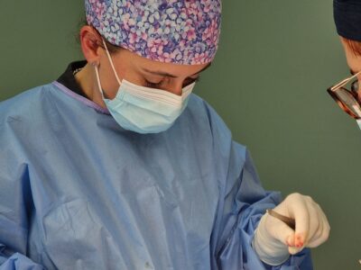 Descoperă cum arată rezultatele înainte și după labioplastie, cum evoluează vindecarea și când poate fi evaluat rezultatul final al intervenției. URL recomandat: