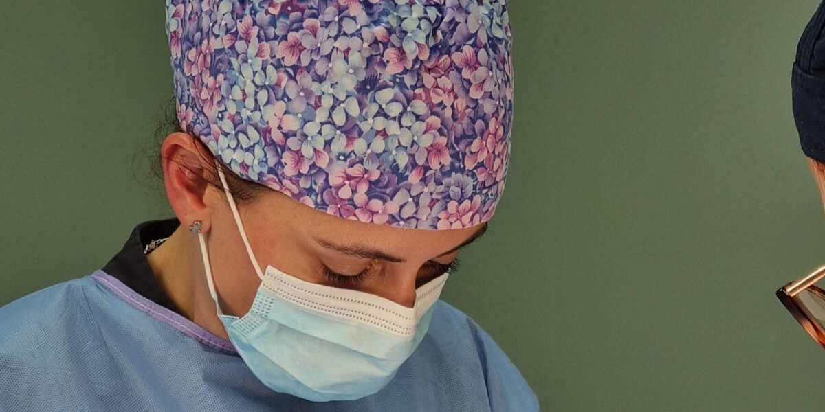Descoperă cum arată rezultatele înainte și după labioplastie, cum evoluează vindecarea și când poate fi evaluat rezultatul final al intervenției. URL recomandat: