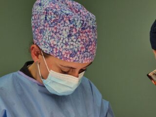Descoperă cum arată rezultatele înainte și după labioplastie, cum evoluează vindecarea și când poate fi evaluat rezultatul final al intervenției. URL recomandat: