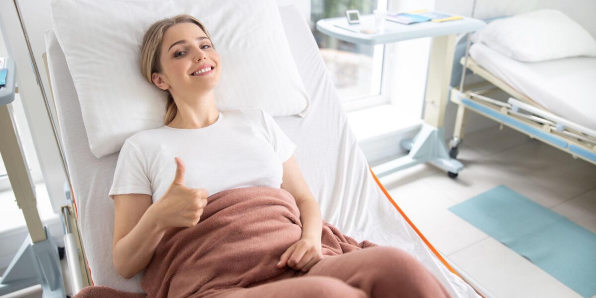 Află tot ce trebuie să știi despre labioplastie: când este recomandată, cum se desfășoară operația, recuperarea, riscurile și rezultatele. Ghid complet realizat de un chirurg plastician.