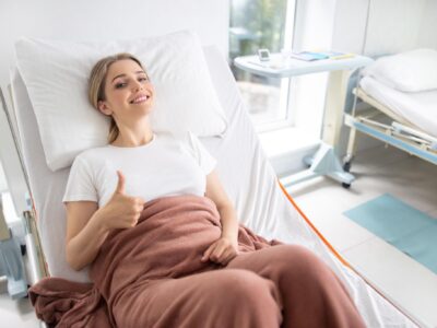 Află tot ce trebuie să știi despre labioplastie: când este recomandată, cum se desfășoară operația, recuperarea, riscurile și rezultatele. Ghid complet realizat de un chirurg plastician.